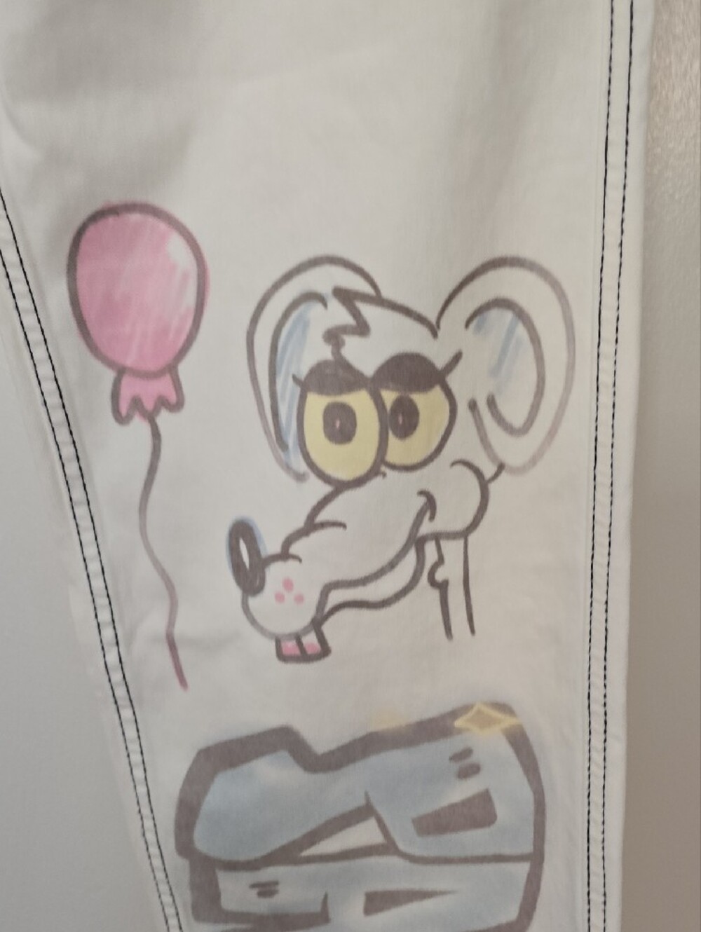 Bershka Cream Wide-Leg Graphic Jeans with Pastel Artwork - Picture 10 of 11